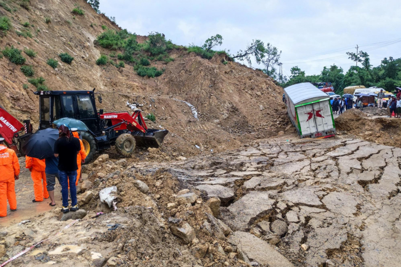 बाढीपहिरोका कारण मुलुकका १० राजमार्ग पूर्ण रूपमा अवरुद्ध, केही राजमार्ग एकतर्फी सञ्चालन