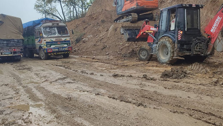 वर्षाका कारण अरनिको राजमार्गको सूर्यविनायक–जगाति सडकमा आवतजावतमा समस्या
