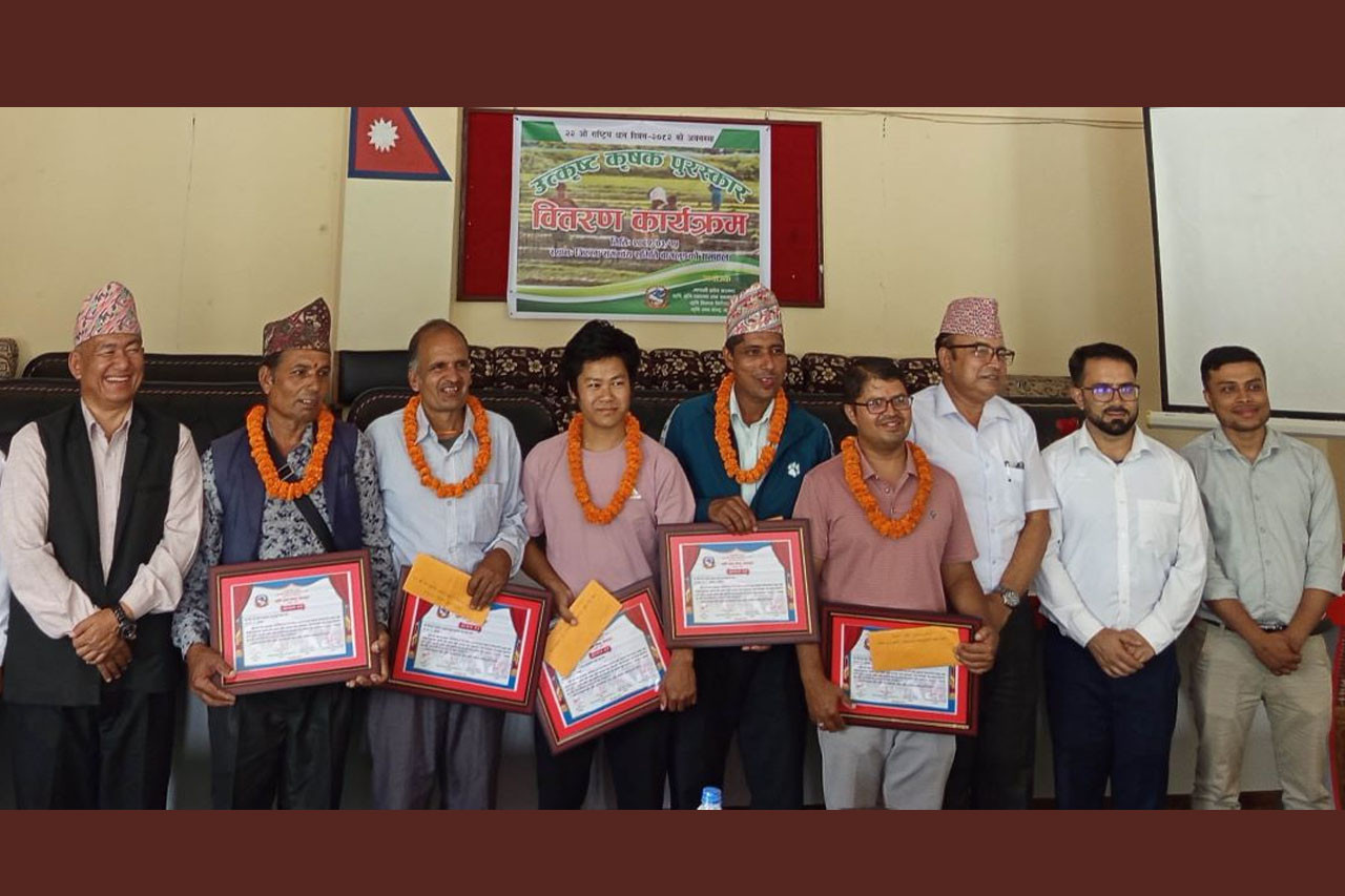 बागलुङका उत्कृष्ट पाँच किसान पुरस्कृत