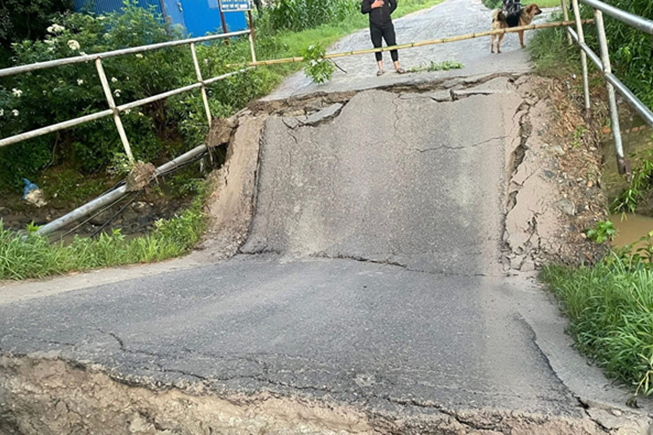 बनेपा-नाला सडकखण्ड अवरुद्ध, पुल भाँचिएपछि यातायात ठप्प