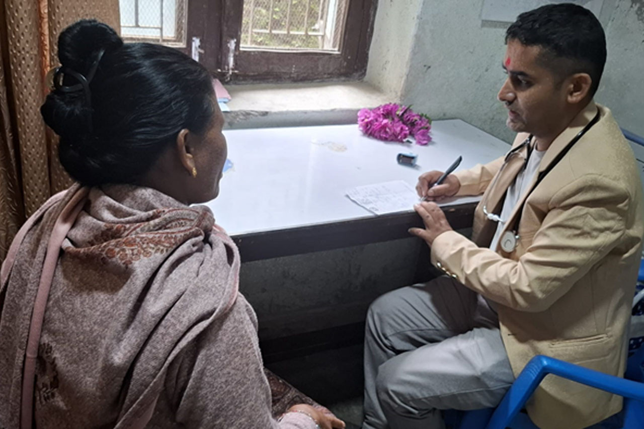 बरेङका ज्येष्ठ नागरिकले गाउँमै पाए विशेषज्ञ स्वास्थ्य सेवा