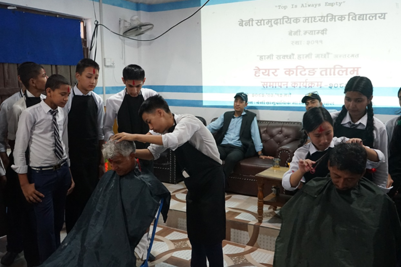 बेनी नगरपालिकाको 'हामी सक्छौँ, हामी गर्छौँ' कार्यक्रम : पढाइसँगै सिप सिकेर विद्यार्थीमा बढ्यो आत्मविश्वास