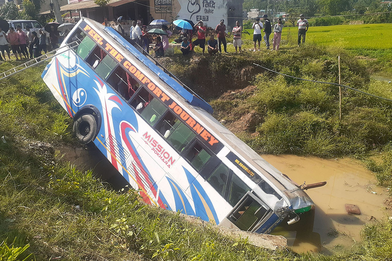 पृथ्वी राजमार्ग अन्तर्गत तनहुँमा बस दुर्घटना, २५ जना घाइते
