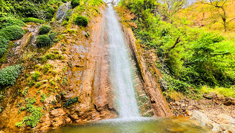 बरेङको छहरे झरना पर्यटकको आकर्षण केन्द्र, पूर्वाधार विकासले बढ्यो चहलपहल