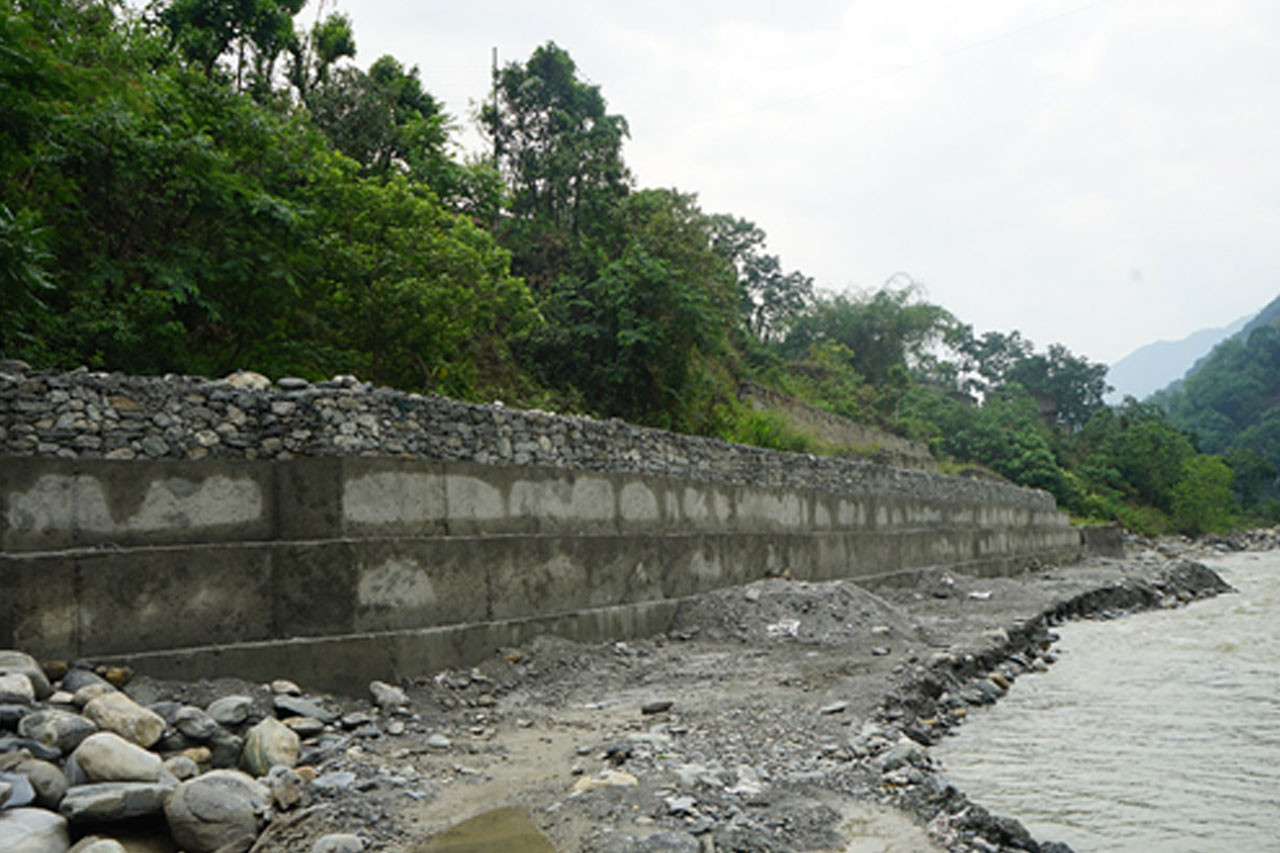 म्याग्दीको तातोपानीमा नदी कटान नियन्त्रण गर्न ‘कम्पोजिट’ पर्खाल निर्माण