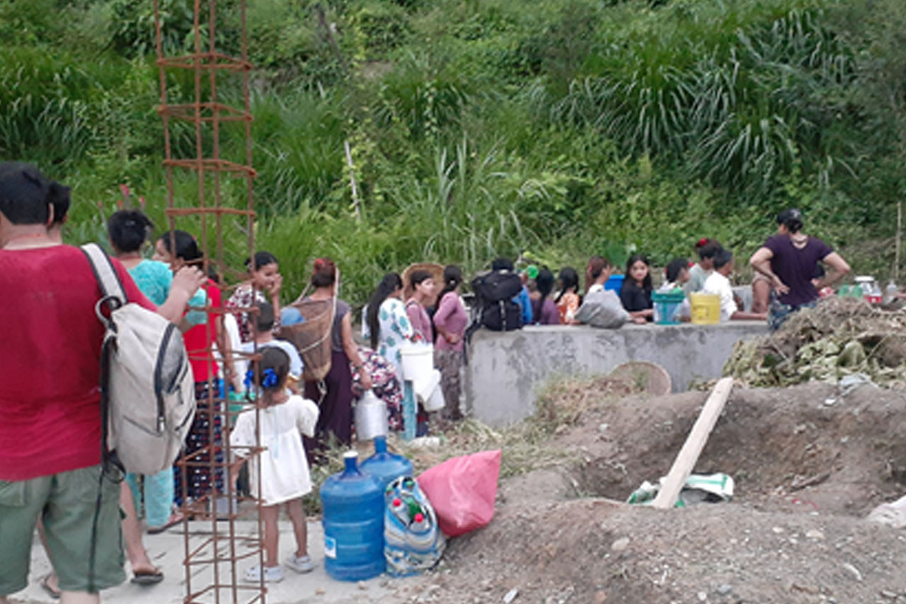 दमौलीमा पानीको हाहाकार: एक गाग्रीका लागि घन्टौँ लाइनमा बस्नुपर्ने