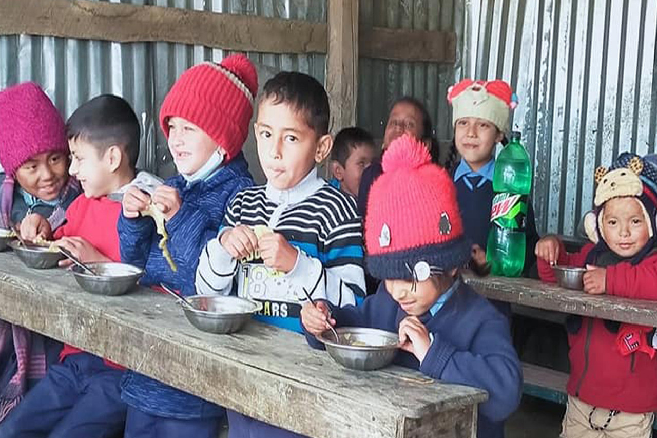 म्याग्देका विद्यालयमा दिवा खाजा कार्यक्रम लागू भएपछि बालबालिका नियमित विद्यालय जान थाले