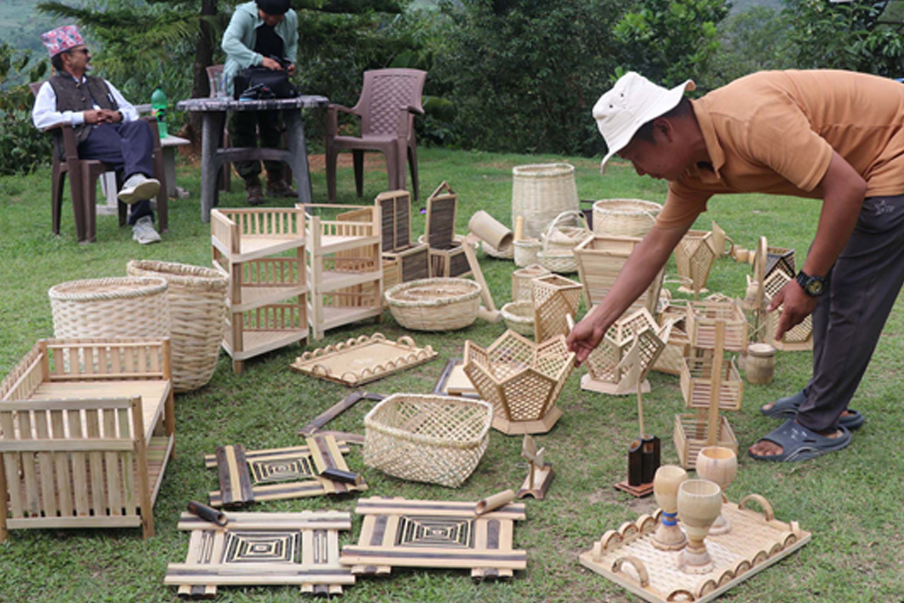 खोटाङमा बाँसका सामग्री उत्पादन सुरु, उद्यमी उत्साहित