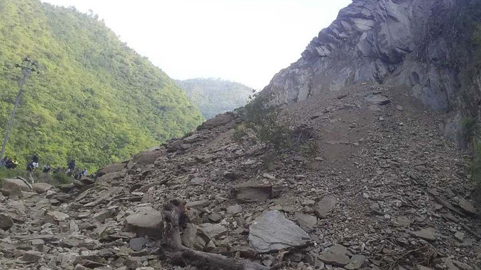 सुक्खा पहिरोले सङ्खुवासभाको खाँदबारी–किमाथाङ्का सडक अवरुद्ध