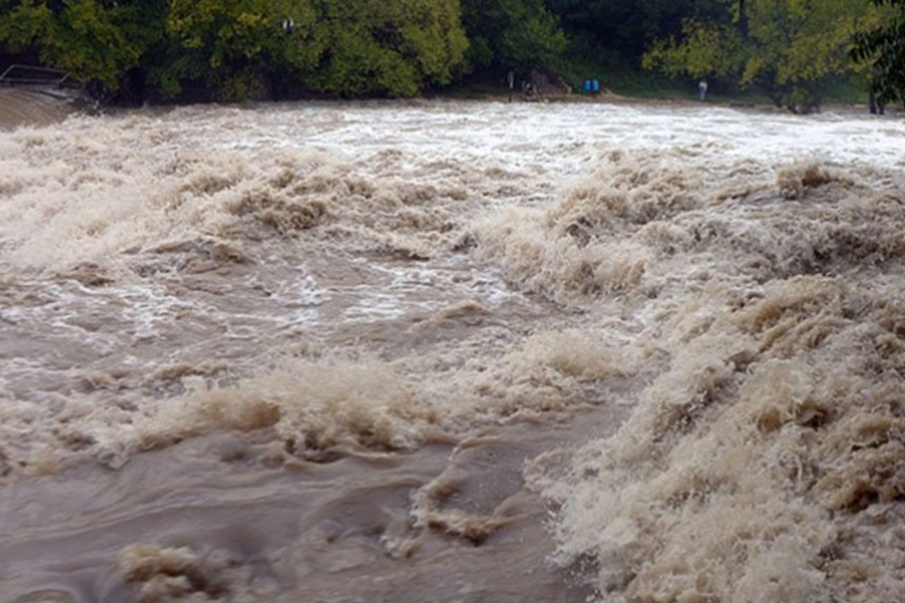नुवाकोटमा बाढीले महिला बेपत्ता, श्रीमान् घाइते