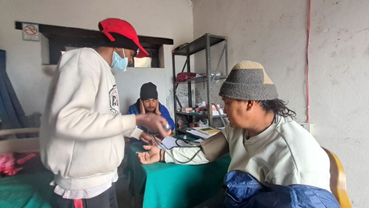 मुक्तिनाथमा लेक लागेका बिरामीलाई निःशुल्क उपचार