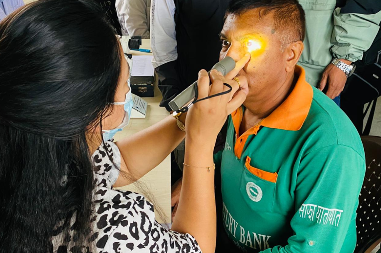 साझा यातायातका चालक तथा कर्मचारीको निःशुल्क आँखा परीक्षण