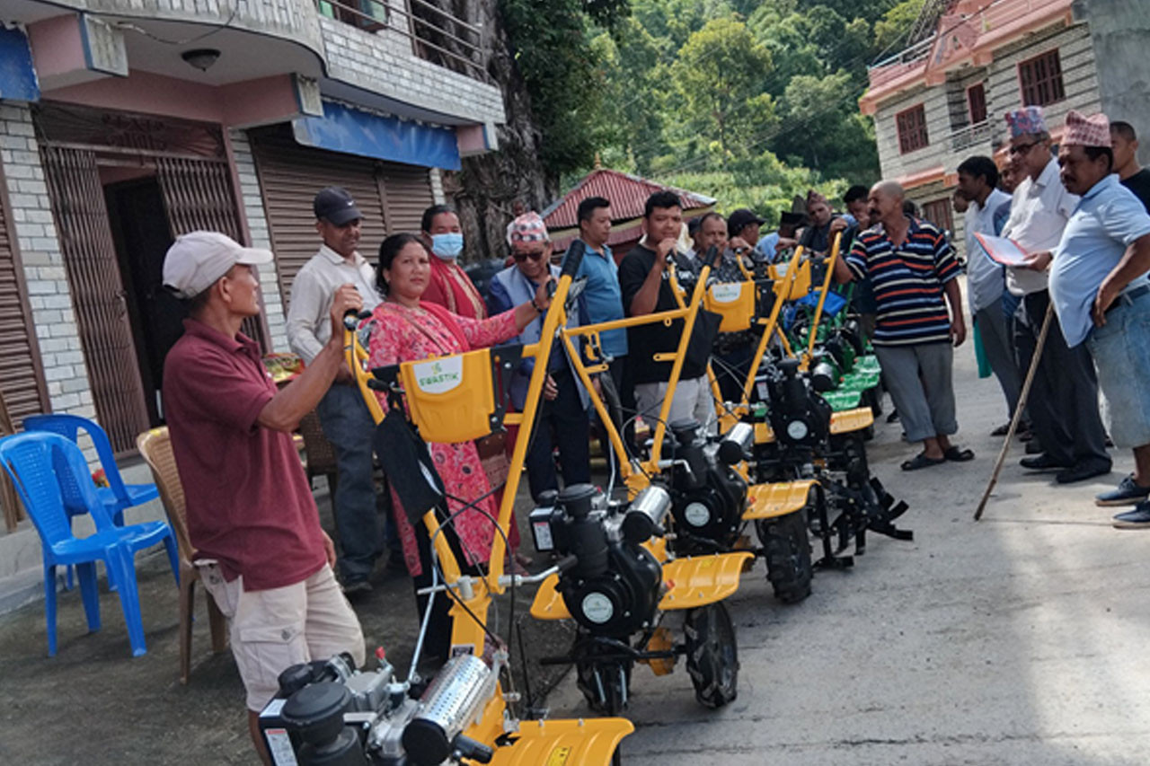 गोरखामा कृषिलाई प्रविधिमैत्री बनाउन किसानलाई हाते ट्र्याक्टर वितरण