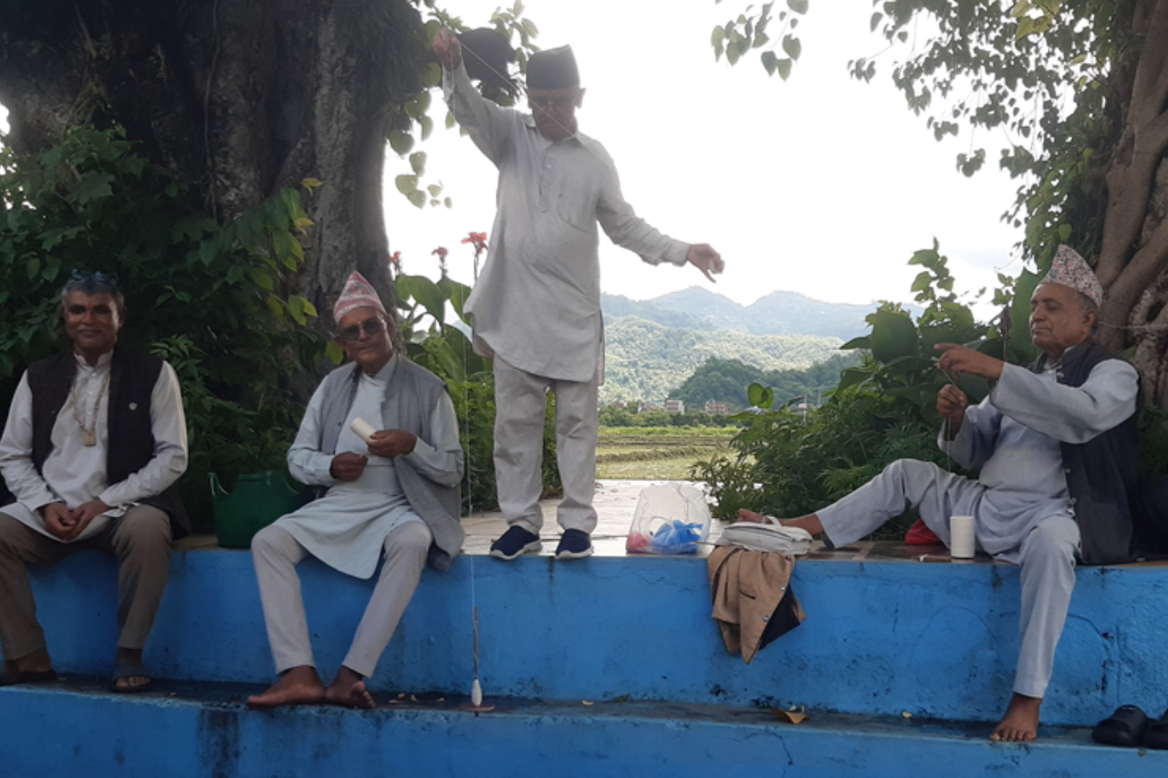 जनैपूर्णिमा आउन अझै एक महिना, पोखराका ज्येष्ठ नागरिकलाई जनै बनाउन भ्याइनभ्याई