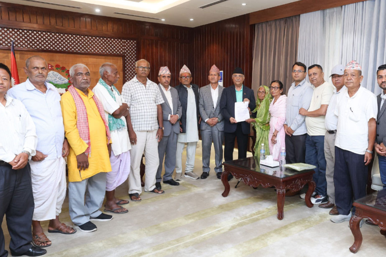 कोशीटप्पु विस्थापित परिवारले प्रधानमन्त्रीलाई बुझाए ज्ञापनपत्र