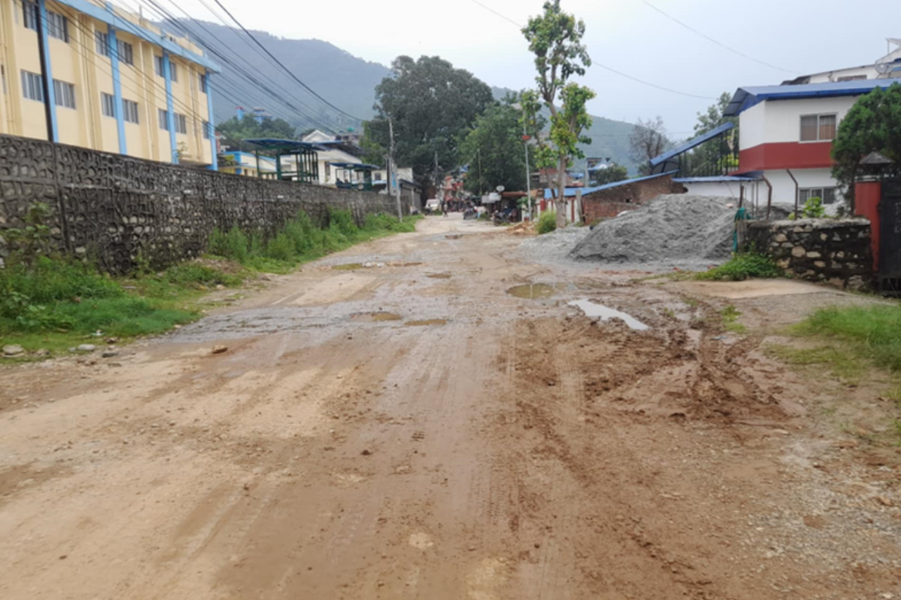 कुश्मा बजारको मुख्य सडक १० वर्षदेखि जीर्ण, मर्मतमा कसैको ध्यान पुगेन