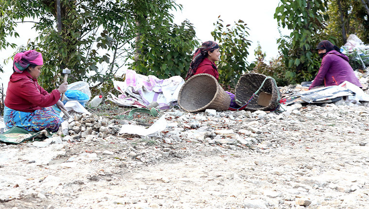 लाप्राकका महिला ढुङ्गा कुटेर जीविकोपार्जन गर्दै