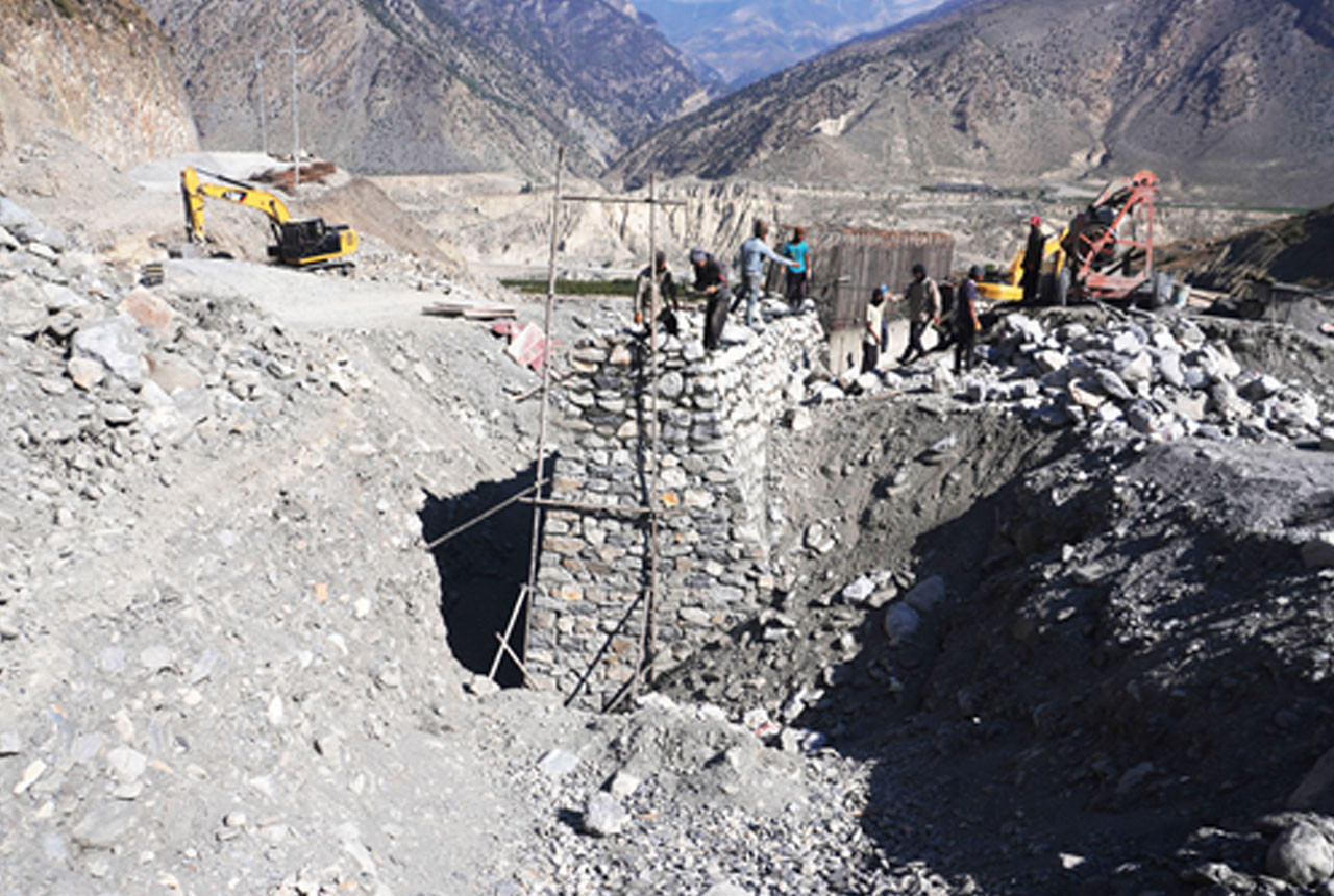 मुस्ताङमा थाक पाँच गाउँ जोड्ने रिङरोडको ठिनी खोलामा मोटरेबल पुल बन्दै