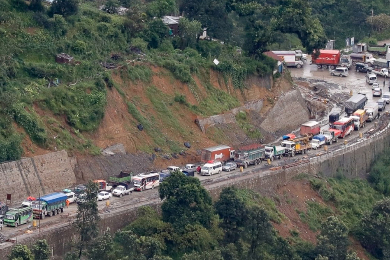 नागढुङ्गा–नौबिसे सडक आजदेखि दैनिक साढे ४ घण्टा बन्द