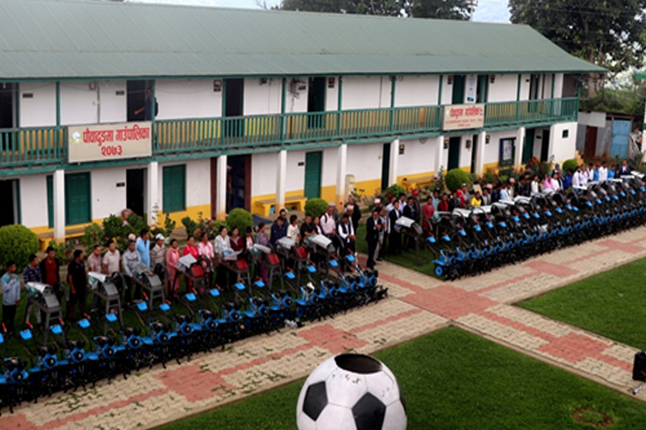 पौवादुङमा गाउँपालिकाले किसानलाई कृषि औजार वितरण