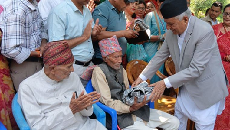 राष्ट्रपति पौडेलले तनहुँमा ज्येष्ठ नागरिकलाई सम्मान गरे