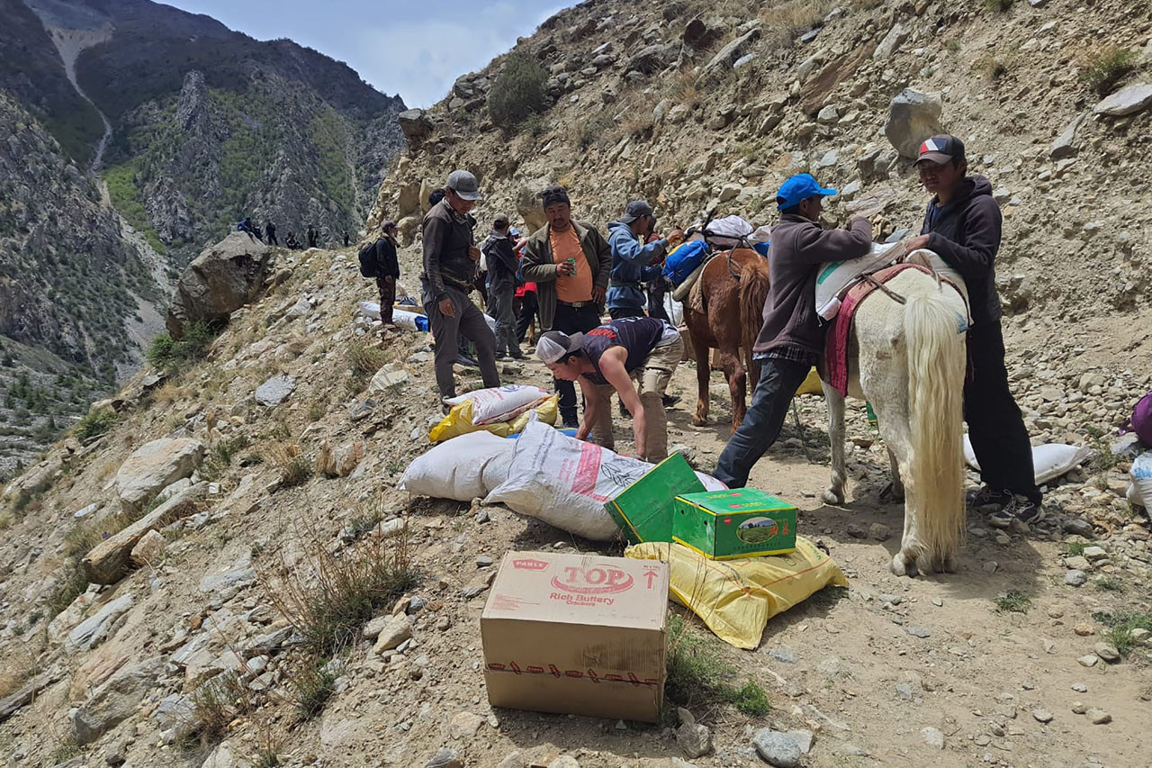 हुम्लाको तिल गाउँमा बाढीपहिरो पीडितलाई राहत सामग्री वितरण
