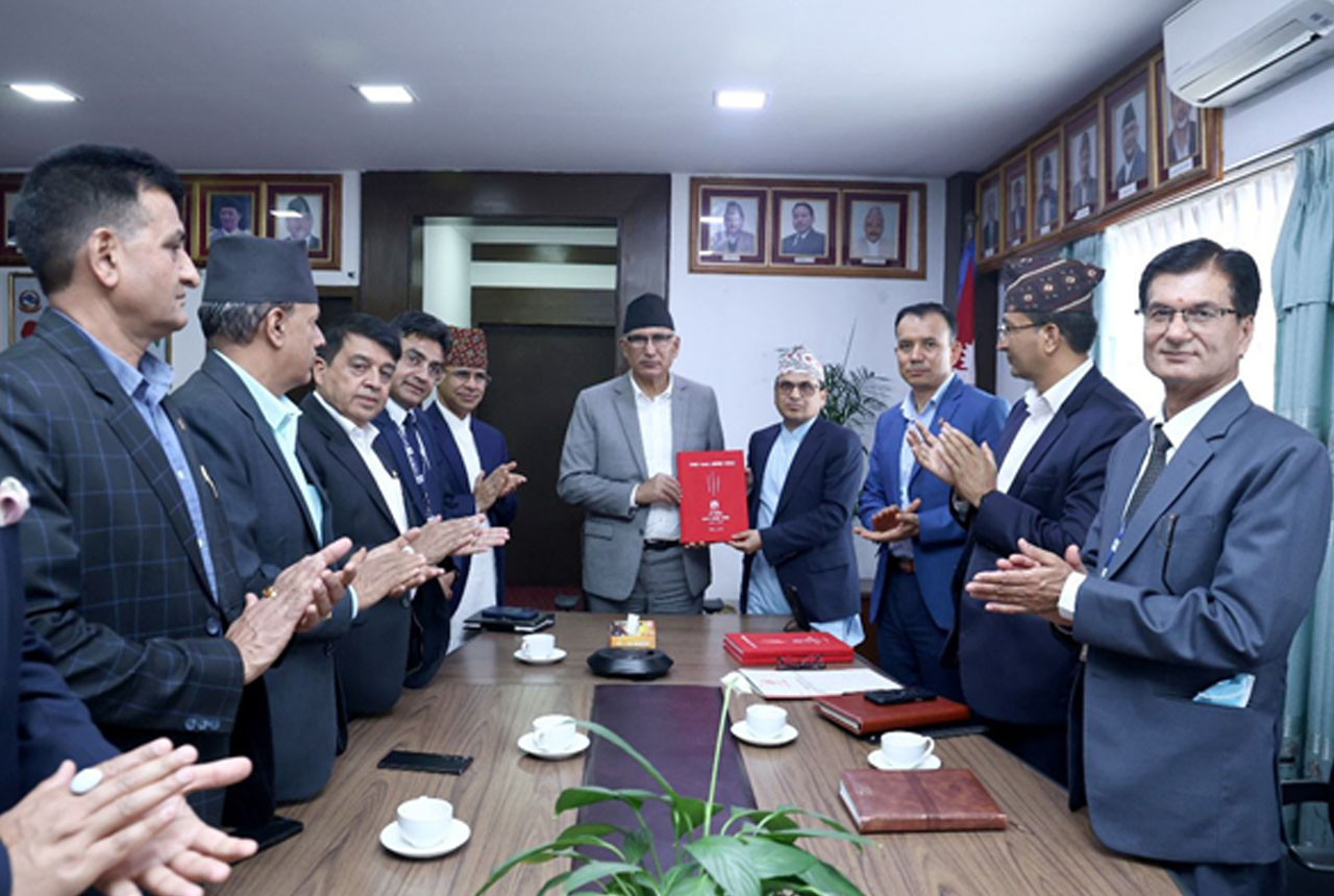 राजस्व परामर्श समितिको प्रतिवेदन अर्थमन्त्रीलाई हस्तान्तरण, करको दायरा बढाउन सुझाव