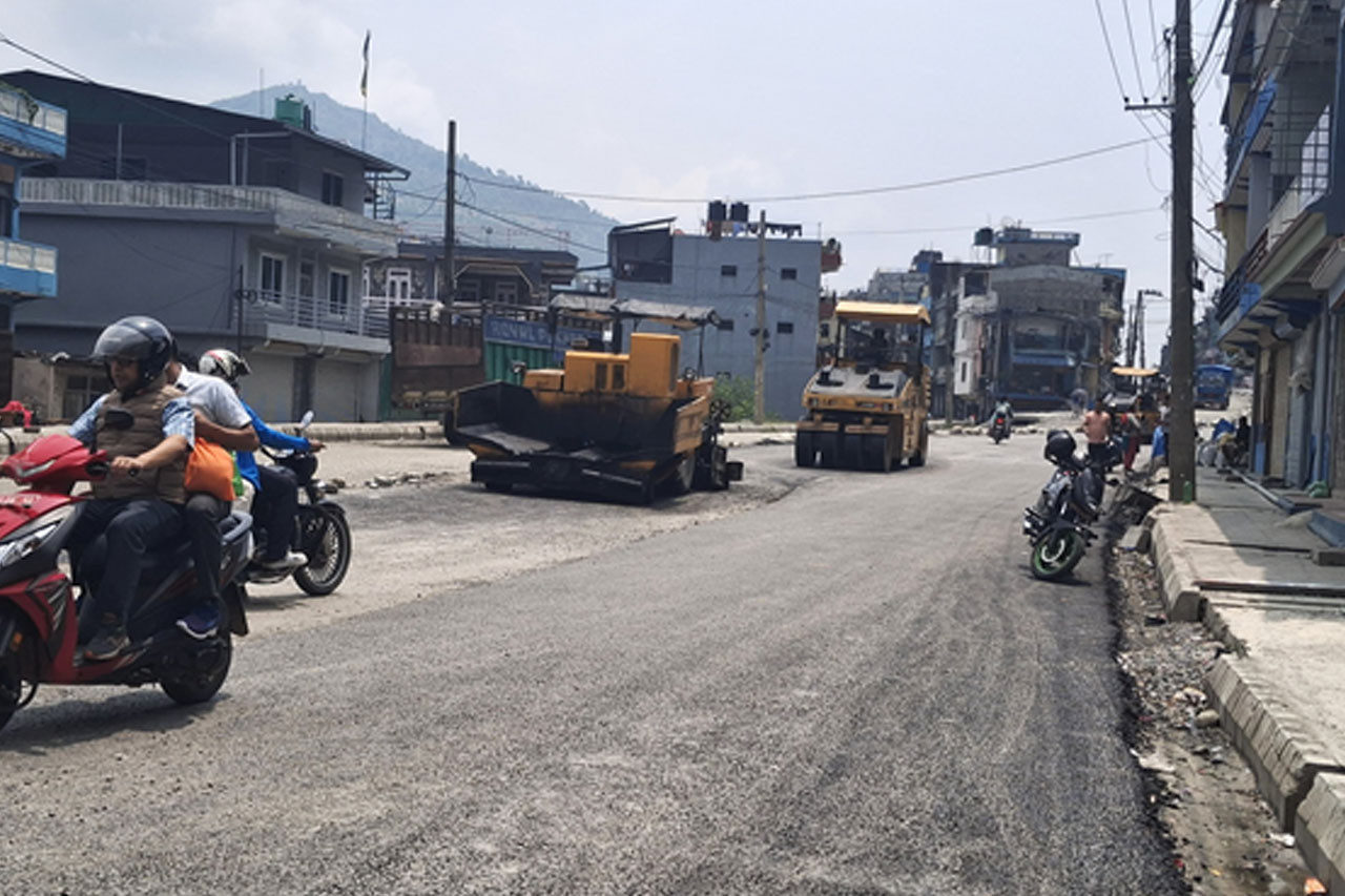 पोखरा खण्डमा सडक स्तरोन्नतिको काम जारी, कालोपत्र सुरु