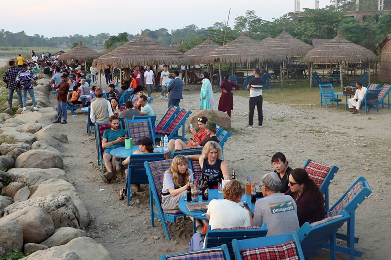 सौराहा सुनसान, २५ वर्षयताकै खस्कियो व्यापार