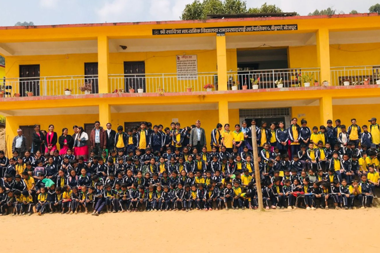 रामप्रसाद राई गाउँपालिकाका विद्यालयमा विद्यार्थीलाई पोसाक वितरण