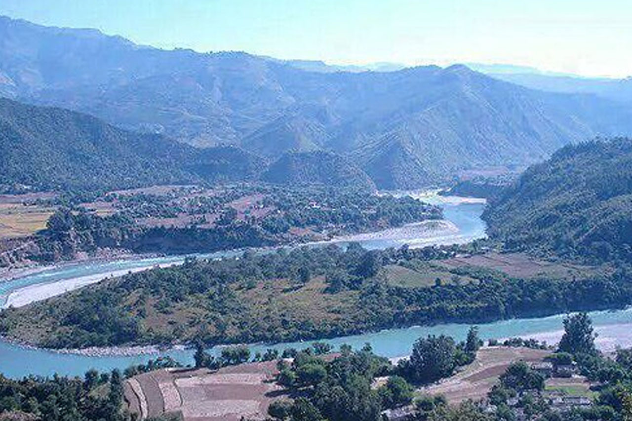 महाकालीमा पानीको बहाव बढेपछि शारदा ब्यारेजमा सवारीसाधन आवतजावतमा रोक