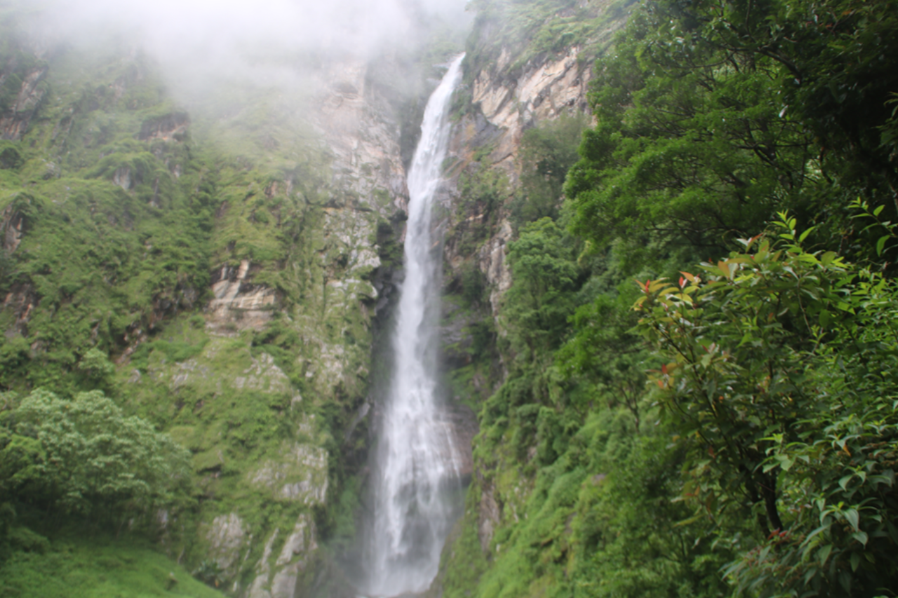 सिदिङ्बाको ढङ्ढङ्गे झरना: बाजाको ताल जस्तो, पर्यटक पर्खाइमा