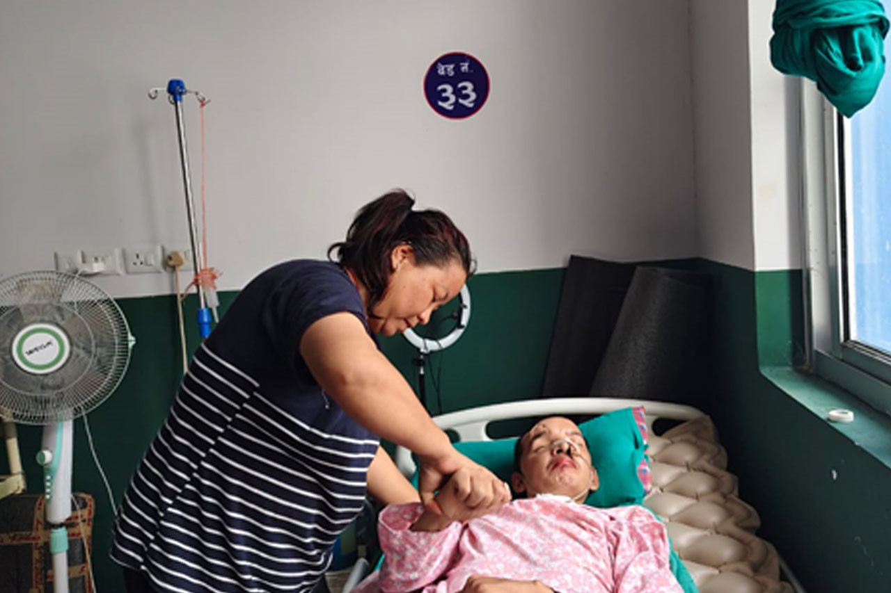 सिन्धुली अस्पतालको 'बेड नम्बर ३३': कोमामा छटपटाइरहेको जीवन, न्यायको पर्खाइमा परिवार