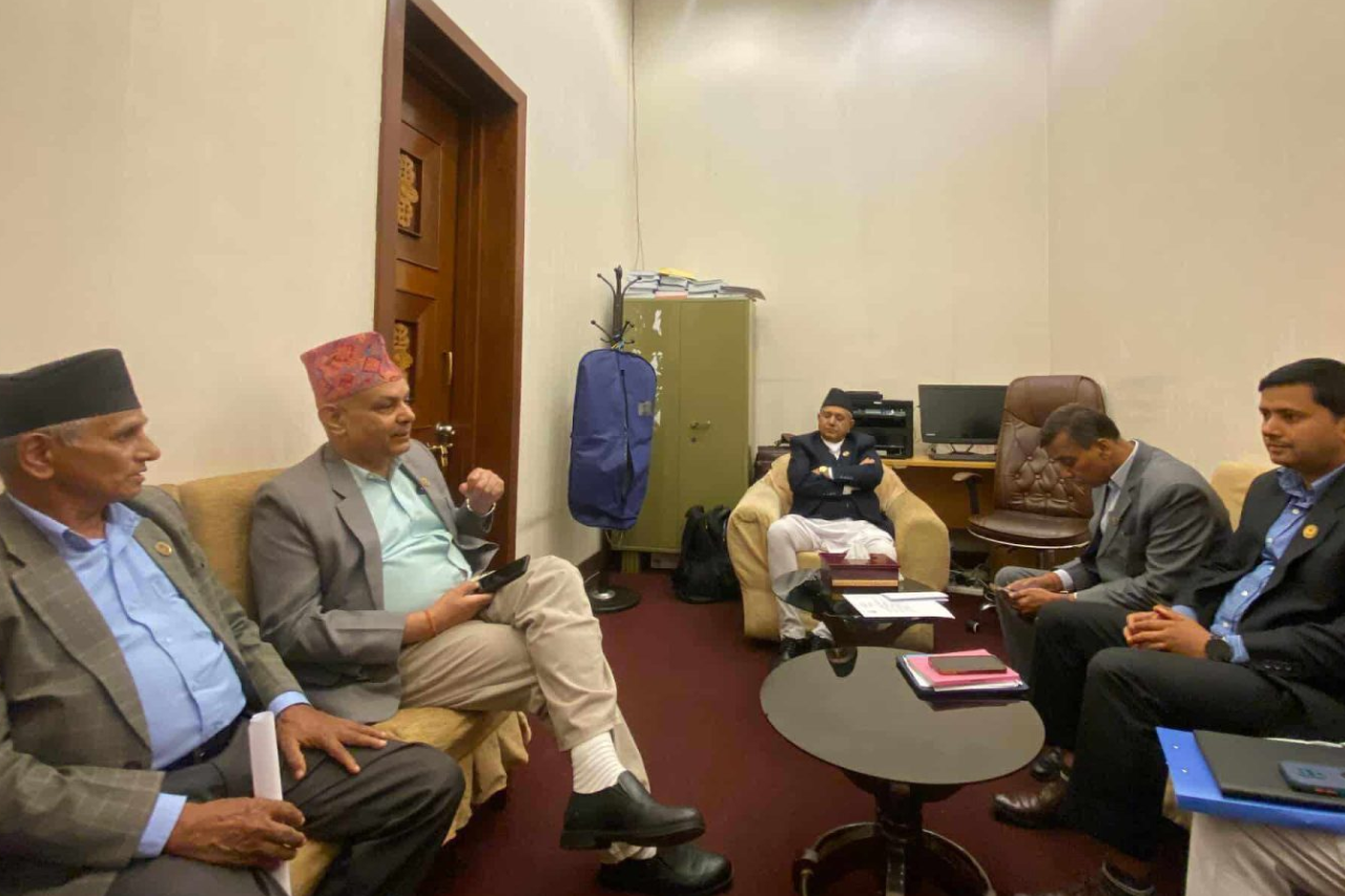 संसद्को अवरोध खुलाउने विषयमा सभामुखले तीन दलका प्रमुख सचेतकसँग छलफल गरे